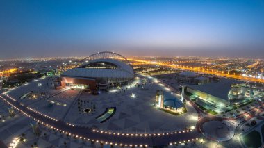 Doha 'da Aspire Zone' nin tepeden tırnağa hava görüntüsü. Yollarda trafik vardı. Sisli hava