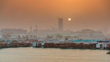 Geleneksel ahşap Dhow balıkçı tekneleriyle Doha Körfezi 'nde gün batımı. Corniche, Doha, Katar ile müzeden görüntü