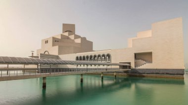 Katar 'ın İslami Sanatlar Müzesi Doha Corniche' nin yanındaki insan yapımı adasında zaman aşımına uğradı.