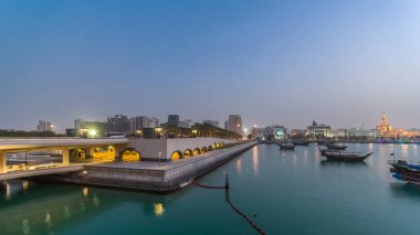 Doha şehrinin İslami Sanatlar Müzesi önündeki görüntüsü, Katar 'ın başkenti Doha' da gece gündüz geçiş zamanı. Tekneler ve köprüler