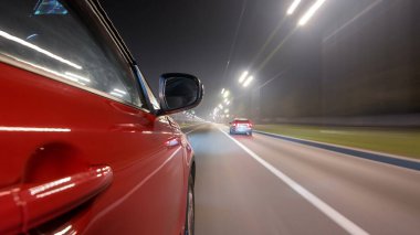 Hızlı sürüş yapan bir şehrin gece caddesinde, yüksek hızda ışık yansıtan bir yolda, hızlı sürüş yapan bir arabadan saçma sapan bir şehir görüntüsü. Modern bir şehrin hızlı ritmi. Bulanık hareket