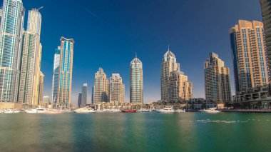 Dubai Marina 'nın en yüksek gökdelenleri, konut kuleleri ve tekneleri, limandaki yatlar Dubai' de zaman atlamaları, Birleşik Arap Emirlikleri
