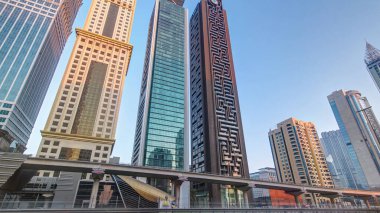 Dubai 'deki Sheikh Zayed Yolu' ndaki gökdelenler gün batımında trafik varken aşırı hızlanıyorlar. Panoramik hareket