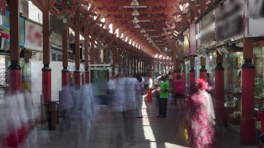 Deira bölgesindeki Dubai Gold Souq 'ta. Mağazalar arasında yürüyen insanlar. Çorba, neredeyse tamamen mücevher ticareti yapan 300 'den fazla perakendeciden oluşuyor.