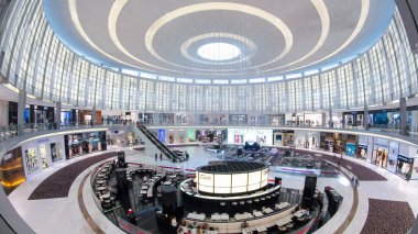 Dubai 'deki alışveriş merkezinin büyük salonundaki kafe ve restoranlar. Moda dükkanları
