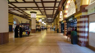 Dubai AVM 'deki Souq, geleneksel Arap usulü, dünyanın en büyük alışveriş merkezi toplam zaman atlamasına dayalı. Dubai, Birleşik Arap Emirlikleri