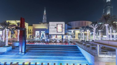 Dünyanın en büyük alışveriş merkezi olan Dubai Alışveriş Merkezi 'ne palmiye ve suyla giriş. Burj Halife kompleksi içinde yer almaktadır ve Dubai 'de 1200 mağazası bulunmaktadır.