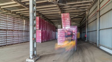 Lojistik, depolama, Sevkiyat, sanayi ve üretim kavramı timelapse hyperlapse - forklift yükleyici işyerinde depoda saklama kargo kutuları taşır.
