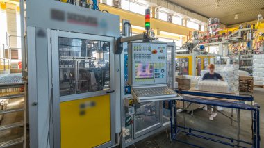 Bir fabrika plastik teneke kutu üretim timelapse hyperlapse için. Konveyör fabrikasında. Kontrol paneli. Çevre dostu üretim.