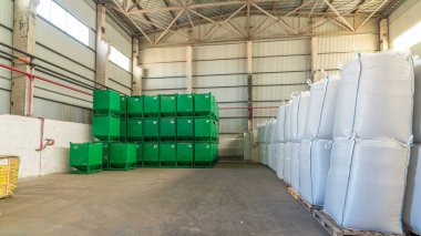 Lojistik, depolama, Sevkiyat, sanayi ve üretim kavramı timelapse hyperlapse - forklift yükleyici iş yerinde yeşil konteyner depoda taşır