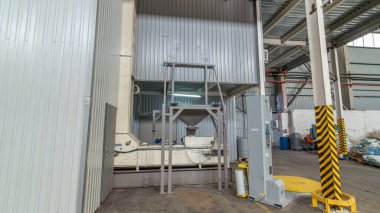 Elektrik değirmen makine ve Asansör üretimi tohum timelapse hyperlapse için. Tahıl ekipman. Tohumları torbalama. Fabrika içinde