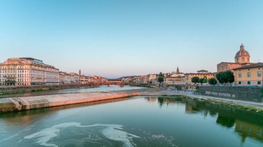 Tuscany City, Housing, Buildings ve Ponte alla Carraia ve Arno River 'ın yaz günü, Florence, İtalya' da günbatımının panoramik görüntüsü. Turuncu sıcak ışık