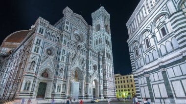 İtalya 'daki Floransa katedrali (Duomo) olan Basilica di Santa Maria del Fiore' un gece zaman atlaması hiperhızının ön görüntüsü. Akşam aydınlatması. Çan kulesi ve kubbe