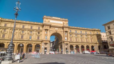 Colonna Dell Abbondanza ve Birleşik İtalya 'nın ilk kralı Victor Emmanuel' in anısına Cumhuriyet Meydanı hiperhızlandırması. Yazın mavi gökyüzü. Floransa, İtalya