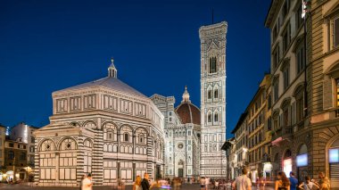 Bazilika di Santa Maria del Fiore ve Baptistery San Giovanni gece gündüz geçiş zamanları. İtalya 'daki Floransa Katedrali (Duomo) kilisesidir. Akşam aydınlatması. Çan kulesi ve kubbe