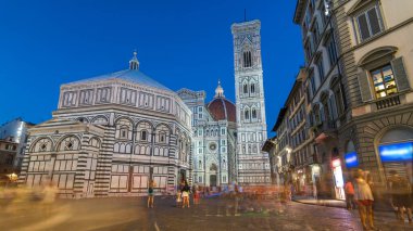 Bazilika di Santa Maria del Fiore ve Baptistery San Giovanni gece gündüz geçiş zamanları. İtalya 'daki Floransa Katedrali (Duomo) kilisesi. Akşam aydınlatması. Güneş battıktan sonra çan kulesi ve kubbe