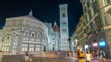 The Basilica di Santa Maria del Fiore ve Baptistery San Giovanni gece hipervanesi. İtalya 'daki Floransa Katedrali (Duomo) kilisesi. Akşam aydınlatması. Çan kulesi ve kubbe