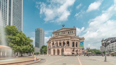 Frankfurt 'taki Alte Oper (Eski Opera) evinde, Opernplatz' da bir konser salonu. Meydanda, tarihi dönüm noktalarını vurgulayan insanların dolaştığı merkezi bir çeşme bulunuyor.