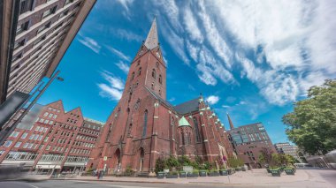 St. Peter Kilisesi ya da Hauptkirche St. Petri zaman atlaması Hamburg, Almanya 'da. Bu Protestan Luteryan kilisesinde yüksek kulesi, trafiği ve mavi gökyüzü arkaplanı olan gotik mimari yer almaktadır.