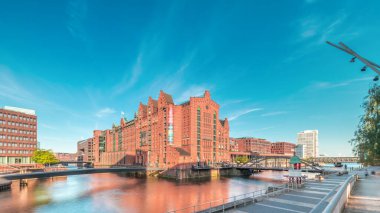 Hamburg 'daki ünlü Speicherstadt, Uluslararası Denizcilik Müzesi, ikonik tuğla binalar, kemer köprüler, kanallar ve rıhtımların yer aldığı hiperhızlandırılmış zaman atlaması. Almanya 'nın tarihi simgesi.