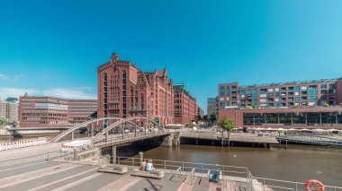 Uluslararası Deniz Müzesi, ikonik tuğla binalar, kemer köprüler, kanallar ve rıhtımların yer aldığı Hamburg 'daki ünlü Speicherstadt' ı gösteren panorama. Almanya 'nın tarihi simgesi.