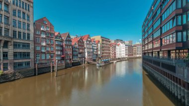 Kleines Rıhtımı 'nın Hamburg, Almanya' da bulunan Elbe Kanalı 'nın kuzeyindeki hava zaman tünelini gösteren panorama. Resimli kafeler ve tarihi tuğla evler sakin sahil şeridi boyunca uzanır, gelgit manzarasından zevk almak için mükemmeldir.