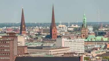 Hamburg 'un tarihi şehir merkezinin hava zaman çizelgesi. Pazar meydanında ikonik belediye binası kulesi ve kilise kuleleri var. Antik liman bölgesi Almanya 'nın sığınak perspektifinden görülüyor