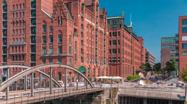 Hamburg 'daki ünlü Speicherstadt' ta Uluslararası Denizcilik Müzesi, ikonik tuğla binalar, kemer köprüler, kanallar ve rıhtımlar yer alıyor. Almanya 'nın tarihi simgesi.