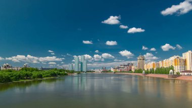 Astana 'da modern yerleşim kuleleri olan Yesil Nehri zaman atlaması. Park ve rıhtım tarafında. Nur-Sultan şehri, Kazakistan.