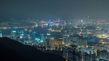 Fei ngo Shan Kowloon Tepesi 'nden hava görüntüsü. Gece zaman çizelgesi Hong Kong şehrinin gökyüzü. Yukarıdan yüksek binalar ve elektrik iletim hatları