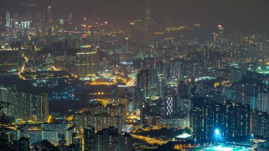 Fei ngo Shan Kowloon Tepesi 'nden hava görüntüsü. Gece zaman çizelgesi Hong Kong şehrinin gökyüzü. Yukarıdan yüksek binalar ve futbol sahası