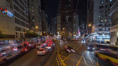Hong Kong caddesindeki çift katlı tramvaydan görüntüyü izleyelim. Hong Kong tramvayı, metropoldeki ilk toplu taşıma araçlarından biri olan Hong Kong 'da bir tramvay sistemidir.