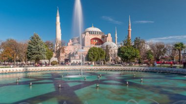 Ayasofya zaman atlaması bir çeşme, Hıristiyan ataerkil bazilika, imparatorluk camisi ve şimdi de bir müze, İstanbul, Türkiye