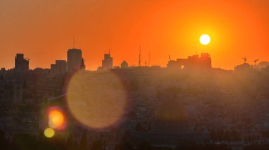 Gün batımında Kudüs 'ün hava manzarası Zeytin Dağı' ndaki Kaya Kubbesi ile birlikte. Görüntüyü kapat