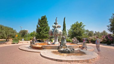 1989 yılında Gernot Rumpf dikilmiş Alman heykeltıraş tarafından Yemin Moshe bir parkta bulunan aslan Çeşmesi timelapse hyperlapse. Jerusalem, İsrail