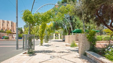 Kudüs timelapse hyperlapse Özgürlük Çanı Kopyası - Liberty Bell Park. Yaz gününde mavi gökyüzü