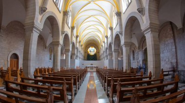 İsa 'nın Doğumu Kilisesi' nin içinde sunak ve Beytüllahim 'deki birçok bankta bulunan ikonlar var. Panoramik görünüm