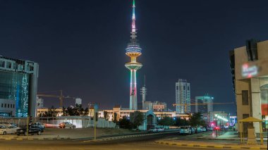 Kuveyt 'teki Özgürlük Kulesi zaman atlaması gece yol trafiğiyle aydınlandı. Kuveyt, Orta Doğu