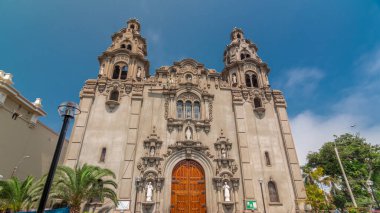 Lima 'daki Parroquia Virgen Milagrosa Kilisesi. Kennedy Park zamanına yakın, Peru. Mavi gökyüzünde bulutlar