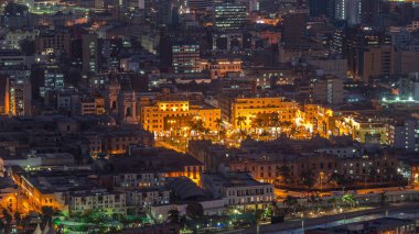 San Cristobal Hill 'den gece gündüz Lima ana meydanının havadan görünüşü, Peru hükümet sarayı ve katedral kilisesi. Peru 'nun tarihi başkenti Plaza de Armas' da insanlar toplandı..