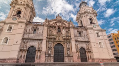 Lima Bazilika Katedrali, Peru 'nun başkenti Lima' da bulunan bir Roma Katolik katedralidir. Mavi gökyüzünde bulutlar