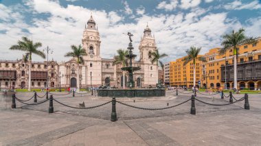 Plaza de Armas 'daki çeşme, Plaza Mayor olarak da bilinen hiperlapse, Lima' nın tarihi merkezinin merkezinde yer almaktadır. Arkaplanda katedral