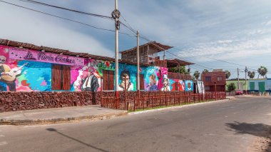 Gamarra caddesinden Santa Rosa parkına ve oradan da rıhtıma hızlı bir yürüyüş. Monumental Callao, Lima hiperlapse yakınlarındaki yeni moda alanlarından biri. Renkli evleri ve restoranları olan bir sokak. Lima Peru.
