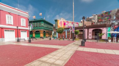 Monumental Callao, Lima Timelapse hiperlapse yakınlarındaki yeni moda alanlarından biri. Renkli evleri ve restoranları olan bir sokak. Lima Peru.