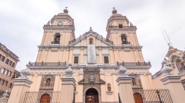San Pedro Bazilikası 'nın dış cemiyeti tarafından 16. yüzyılda inşa edilen zaman atlaması hiperhızlandırması. Lima Tarihi Merkezi 'nin en önemli dini komplekslerinden biridir.