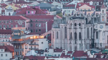 Santa Justa Asansörü günden geceye, Carmo Lift ve Convento da Ordem do Carmo olarak da bilinir, tarihi kilise. Gün batımından sonra yukarıdan bak. Lizbon, Barrio Alto bölgesi. Portekiz