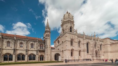 Mosteiro dos Jeronimos, Lizbon, Portekiz 'in Belem bölgesinde bulunan hiperhızlandırılmış zaman dilimi. Manueline tarzı (Portekizce geç Gotik). Mavi gökyüzünde bulutlar