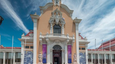 Pavilhao Carlos Lopes hiperlapse, Lizbon (Carlos Lopes Pavilion) Parque Eduardo VII 'de yer alan eski Sergi Sarayı. Ön cephede Azulejo var. Portekiz