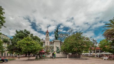 Dom Luis Garden, Lizbon 'un Baixa semtinde, Cais do Sodre tren istasyonu yakınlarında, arka planda şehir manzarası olan bir zaman atlaması yaşıyor. İnsanlar rahatlıyor ve bankta oturuyor.
