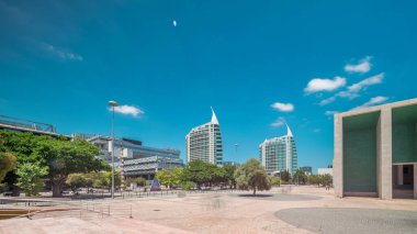 Lizbon 'daki Parque das Nacoes (Uluslar Parkı) zaman aşımına uğramış. Modern Kültür Merkezi ve Alışveriş Merkezi için bir yer, Expo Pavilions Binaları ve Otelleri. Yeşil ağaçlı sokaklar